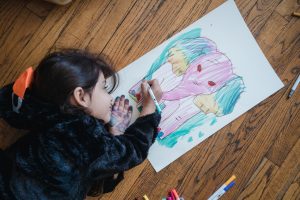 dziecko kolorujące rysunek słonia