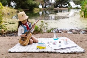 dziewczynka na kocu piknikowym