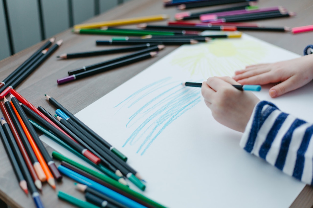 dziecko rysujące i kolorujące obrazek